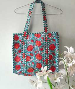 Bolso Tote Grande Acolchado con Estampado de Bloques, Bolso de Viaje Reversible para Fin de Semana, Bolso de Compras Jola, Bolso de Hombro de Algodón - Product Image 5