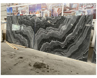 Fusion River – pierre de quartz, marbre ondulé, marbre gris, bois ancien, vague de marbre, mur d'allumettes