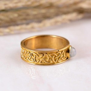 Anillo de compromiso bohemio celta de latón chapado en oro de 14 quilates con engaste de bisel de piedra lunar arcoíris, elegante belleza mística - Product Image 3