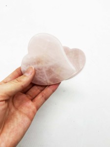 Rouleau de massage Gua Sha avec logo personnalisé masseur de visage en cristal naturel avec boîte rouleau guasha en quartz rose de haute qualité - Product Image 2