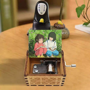 Mini Caja Musical <span class=keywords><strong>de</strong></span> Madera con Manivela, Diseño <span class=keywords><strong>de</strong></span> Spirited Away, Carillón Pintado, Artesanía Exquisitamente Tallada, Minimalismo Moderno, Impresión UV - Product Image 1
