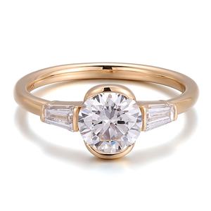 แหวนหมั้นเพชรทรงสี่เหลี่ยมคางหมู 3 เม็ด ดีไซน์เรียบง่าย ทำจากทองคำ 14K แท้ ได้รับการรับรองจาก IGI สำหรับเครื่องประดับเจ้าสาว - Product Image 1