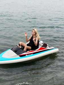 Mini Jetski Barca Elettrica con Batteria al Litio ad Alta Velocità Tavola da Surf per Intrattenimento Acquatico Mini Barca Karting - Product Image 3