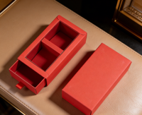 Boîte cadeau rigide en carton rouge à compartiments, fermeture magnétique, pelliculage mat, gaufrage, doublure en éponge, haut de gamme, écologique, recyclable