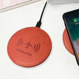 Chargeur de téléphone sans fil en cuir PU, chargeur de téléphone sans fil rond, chargeur de téléphone sans fil rapide personnalisé pour voiture. - Product Image 4