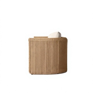 Sofá de mimbre para exteriores, resistente a la intemperie, con asientos profundos y envolventes, ideal para terrazas de villas modernas. - Product Image 3