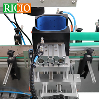 Machine d'étiquetage automatique verticale RICIO Factory ODM pour bouteilles plates carrées de 2L, autocollante, pour l'étiquetage supérieur et latéral des produits alimentaires et chimiques quotidiens
