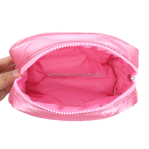 Pochette de toilette rose matelassée - Organisateur de voyage style <span class=keywords><strong>Fenty</strong></span>, pochette de <span class=keywords><strong>maquillage</strong></span> légère en nylon - Product Image 4