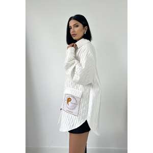 Camisa Blanca Minimalista Acolchada para Mujer, Estilo Informal con Botones de Popelina - Product Image 3