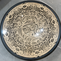 Table basse ronde en bois massif sculpté de style moderne du milieu du siècle français avec plateau en verre, écologique