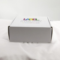 Boîte d'expédition pliable en carton ondulé avec impression de logo multicolore, emballage de courrier blanc de qualité supérieure pour le commerce électronique