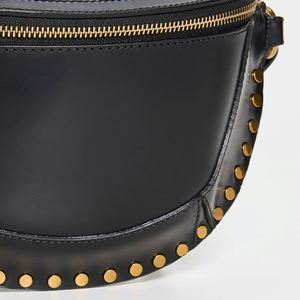 Bolso de Cintura Personalizado para Mujer en Cuero Vegano Negro con Detalles Metálicos Dorados y Cierre de Cremallera Envolvente - Product Image 3