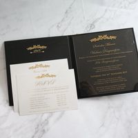 Chic personalizado negro Bi-fold Tapa dura folleto invitaciones de boda con lámina de oro acrílico transparente blanco RSVP tarjetas de bolsillo