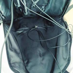 Sac à dos solaire avec haut-parleurs intégrés et recharge solaire pour une utilisation en extérieur - Unisexe - Product Image 3
