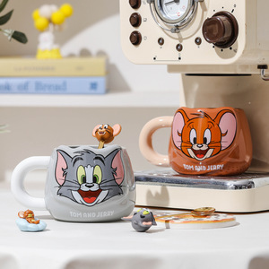 Taza de Cerámica con Diseño de Gato y Ratón, Estilo <span class=keywords><strong>Anime</strong></span>, Linda Taza con Forma de Dibujo Animado, con Marcas de Escala, para Desayuno, Café y Leche, Incluye Cuchara y Piruleta - Product Image 3