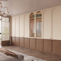Armoire à portes battantes en placage de bois blanc et verre, style Mid-Century avec lignes épurées et poignée métallique, meuble de chambre à coucher