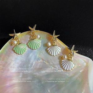 Boucles d'oreilles tendance en acier inoxydable plaqué or 14 carats de haute qualité pour amoureux et amis, motif étoile de mer, coquillage et perle d'imitation, collection Sophie - Product Image 5