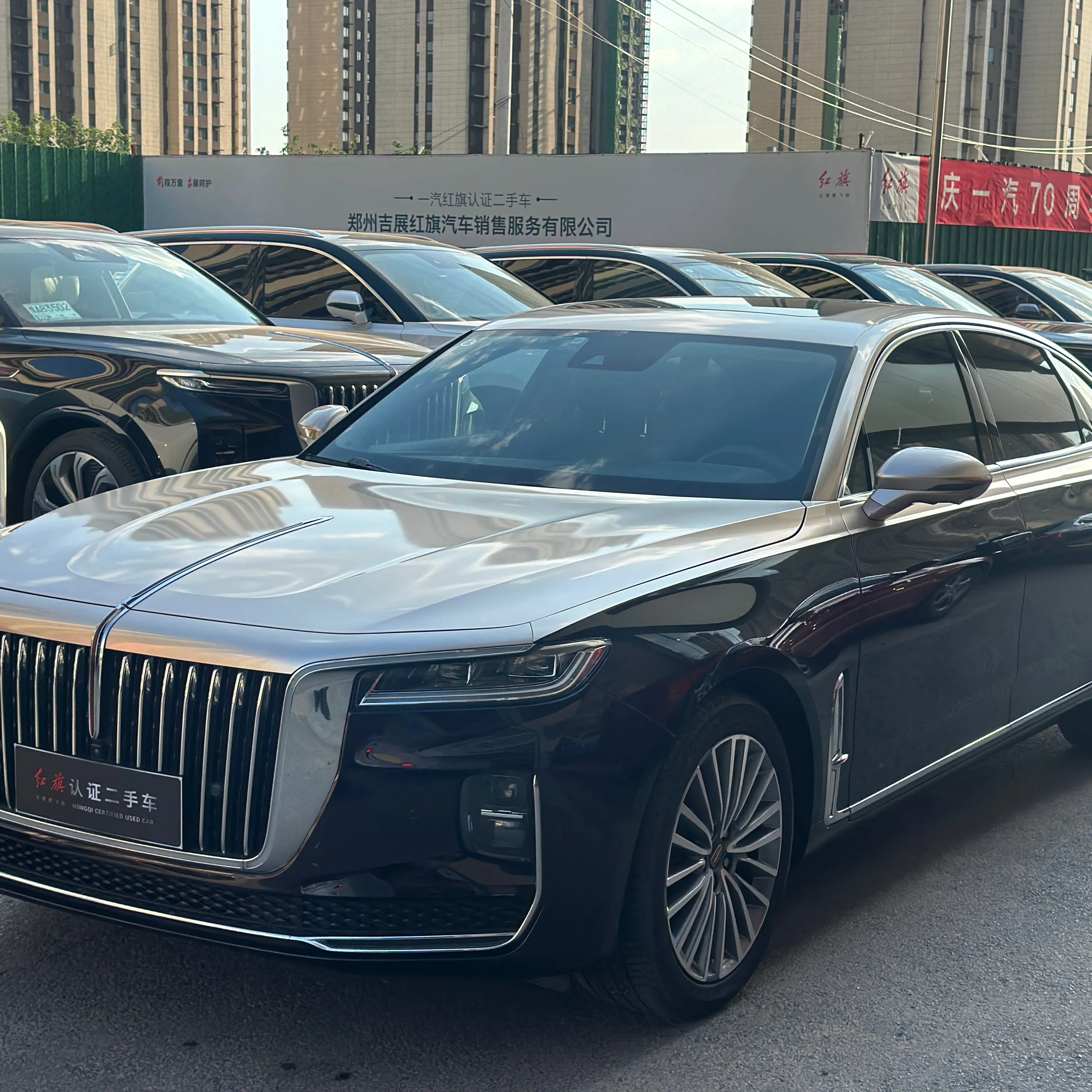 Fabricado na China, o carro usado Hongqi h9 parece um Rolls-Royce com alto desempenho de custo, o carro executivo da China