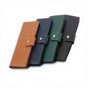 Portefeuille de voyage écologique en cuir de vachette imprimé pour passeport et cartes - Product Image 1