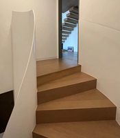 VIKO Intérieur de haute qualité Vente à chaud Utilisation en intérieur Style blanc pur Bande de roulement en bois Escaliers incurvés Escalier en colimaçon