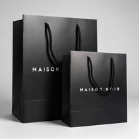 Sacs en papier recyclables personnalisés en gros avec poignées à cordon, impression de logo sur mesure pour emballages cadeaux de luxe noirs