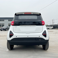 Vehículo eléctrico de cuatro ruedas, cuatro puertas y cuatro asientos, de baja velocidad, fabricado en China, para uso doméstico, ideal para familias y para desplazamientos urbanos.