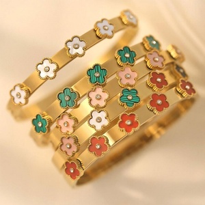 Brazaletes de Oro Macizo Resistentes al Agua con Bisagras, Joyería de Acero Inoxidable Antideslustre, Brazaletes con Diseño de Flor para Mujer - Product Image 1
