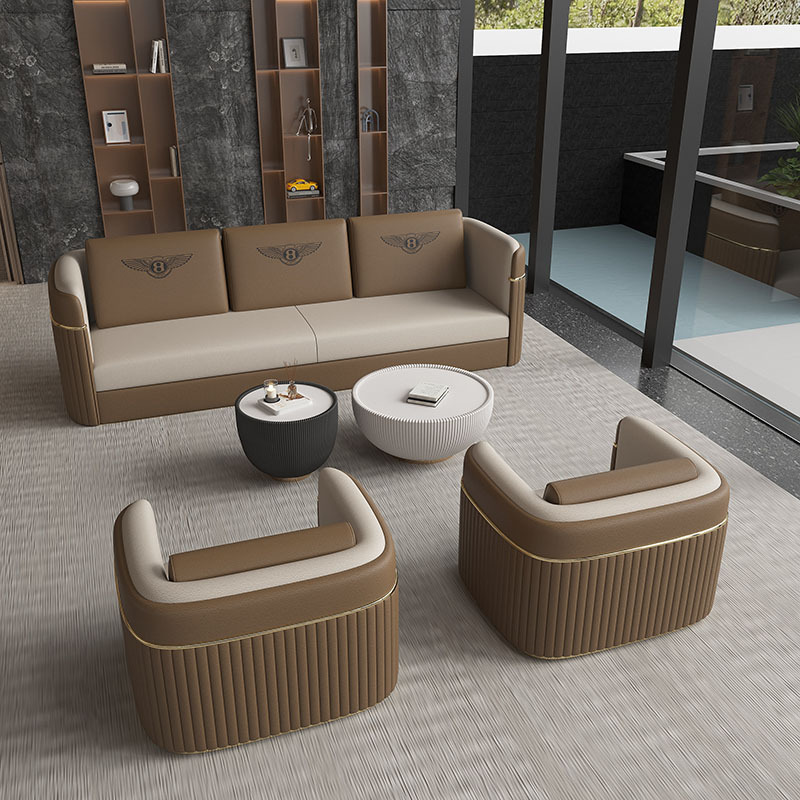 180 cm de largo, tres plazas más una mesa de centro (marrón).