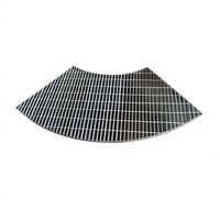 Grille en acier galvanisé à chaud de forme irrégulière pour passerelles extérieures et systèmes de drainage, grille en acier de forme personnalisée