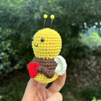 Poupée de poche abeille crochetée à la main de 4.1 pouces sac à pendentif abeille en tricot beau cadeau de la Saint-Valentin pour les amis et la famille