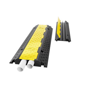 Strapazierfähige Auffahrrampe aus recyceltem Gummi, Kabelschutz und Bremsschwelle für den Straßenverkehr - Product Image 1