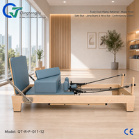 Reformer de Pilates pliable en bois d'érable bleu ardoise avec barre en bois massif et support de rangement pour studios contemporains à domicile