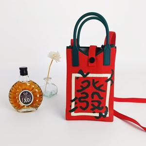 红色针织手提包，马和金币图案，适合庆祝和送礼 - Product Image 4