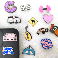 Prêt Stock saoudien métal adhésif autocollant broche Yémen EAU Koweït Syrie Oman Logo téléphone autocollant broche émail doux broche pour coque de téléphone