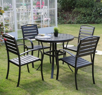 Ensemble de salle à manger de patio pliable toutes saisons 4 places avec table carrée en composite bois-plastique et chaises pliantes pour jardin et balcon