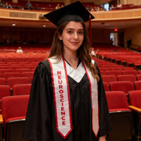 Écharpe de graduation personnalisée en satin brodé avec logo et texte dorés