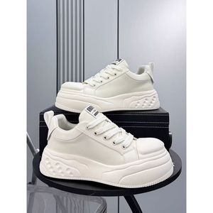 Vente en gros et au détail à l'étranger de baskets blanches super populaires, de baskets de marque tendance, et de baskets à talon invisible du fabricant. - Product Image 2