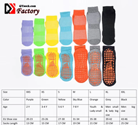 Vente en gros d'usine de chaussettes de sport respirantes et antidérapantes chaussettes de yoga pour trampoline RTS aire de jeux familiale design coloré