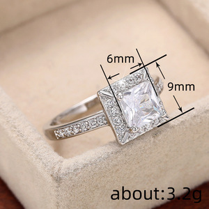 Anillo de Compromiso Q859 con Diamante Corte Princesa Plateado, Estilo Clásico para Mujer, con Diamantes Cultivados en Laboratorio en las Laterales - Product Image 4