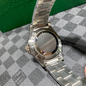 Sublimé par la luminescence bleu glacé, même dans la nuit, il peut afficher une brillance éblouissante. Montre mécanique - Product Image 5