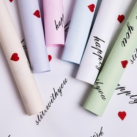 Papier d'emballage cadeau floral imprimé cœurs anglais en gros 56x56cm, emballage OPP imperméable pour fleuristes, mariages, Saint-Valentin