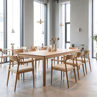 Chaise de restaurant haut de gamme en bois de frêne massif à grain ouvert, avec accoudoir sculpté CNC 5 axes et coussin rembourré