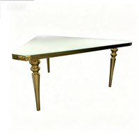Table de mariage en acier inoxydable doré, forme triangulaire, plateau blanc, pieds tournés, table modulaire pour événements