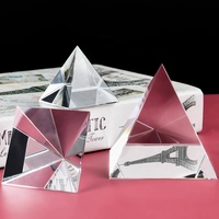 Großhandel Klare Volkskunst-Uhren Geschenk Briefbeschwerer Souvenir Pyramide Schöne Geschenkbox Maßgefertigtes Viereckiges Glas-Kristall Europa