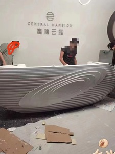 โต๊ะสีขาวแบบ Q011Double ด้านพร้อมประติมากรรมหินปูนตกแต่งสีทองเฟอร์นิเจอร์แผนกต้อนรับสำหรับร้านเสริมสวยแบบกำหนดเอง - Product Image 4