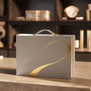 Maleta con cierre magnético de lujo con estampado de oro y logotipo personalizado, caja de papel de regalo de cartón para embalaje de chocolate y galletas con asa - Product Image 1