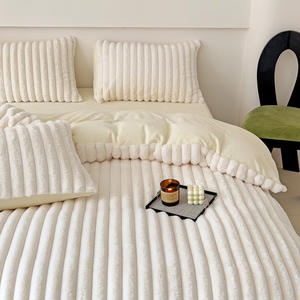 طقم غطاء لحاف شتوي سميك من فرو الأرانب المنسوج والبوليستر المخملي مكون من أربع قطع، طقم فاخر مطبوع بتصميم أنيق بلون الحليب المرجاني - Product Image 4