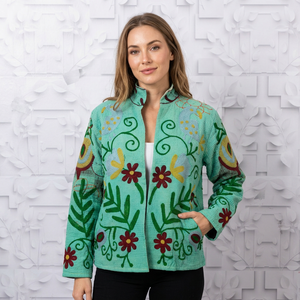 Apportez une touche d'art intemporel à votre collection avec cette magnifique veste en coton matelassé, ornée de motifs floraux vibrants. - Product Image 1