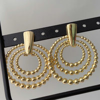 2025 Boucles d'oreilles en perles de cercle en métal doré multicouche à la mode à la mode un accessoire d'oreille polyvalent