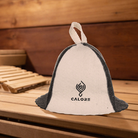 Een tweekleurige sauna-muts van zuivere wol die het licht binnenlaat en de warmte buiten houdt, met elke zichtbare naad.
